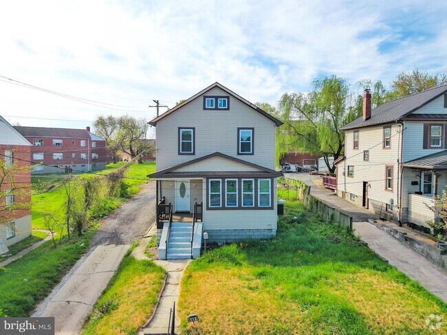 Building Photo - 4401 Wilkens Ave Rental