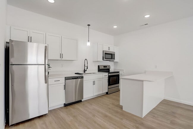 Building Photo - 703 Parkview Dr Unit 703