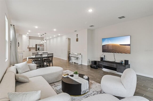 Photo - 654 Heritage Sq Dr