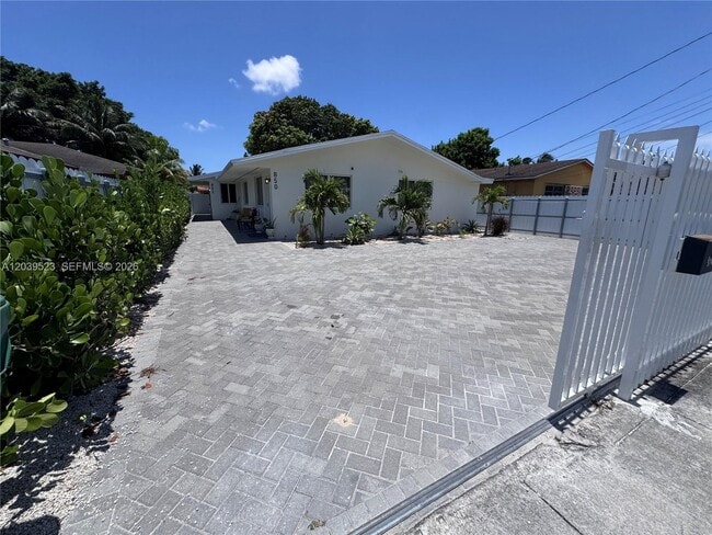 Building Photo - 850 NW 109th St Unit 852