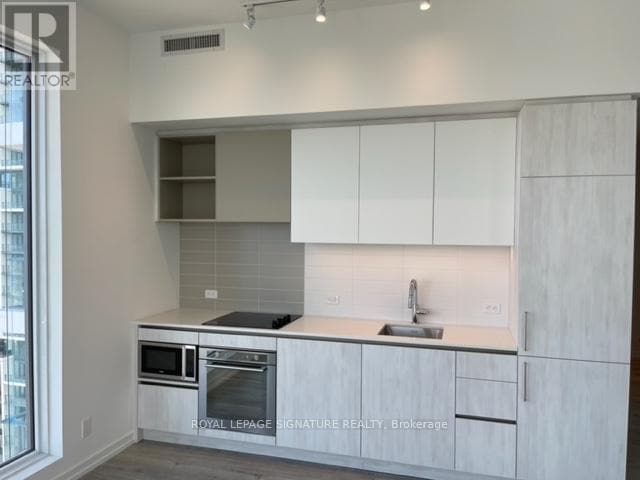 Photo - 7890 Jane St