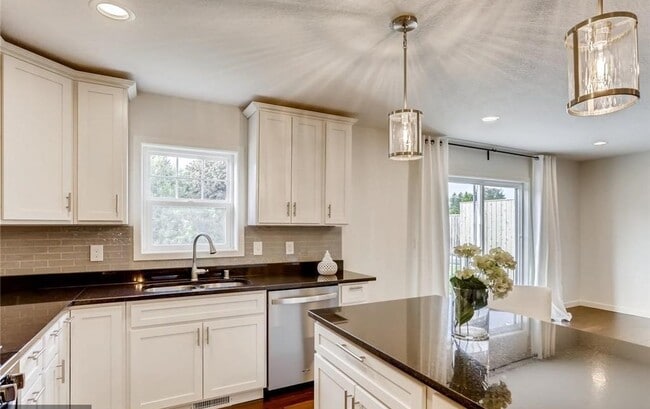 Photo - 5520 Lindsay St