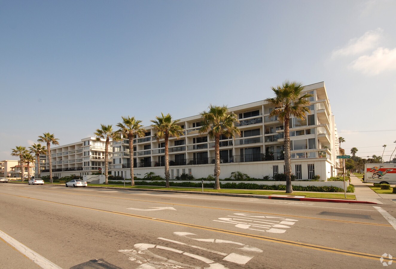 Holiday Riviera Apartments - Holiday Riviera Apartments