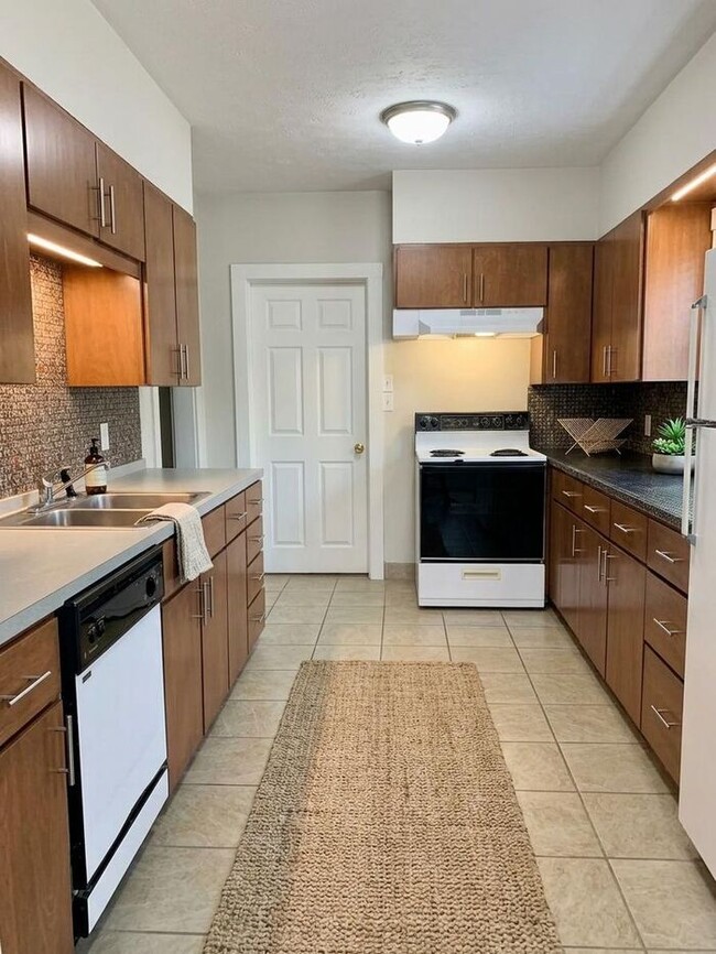 Building Photo - 5 Bed, 2 Bath Home NEAR CSU!