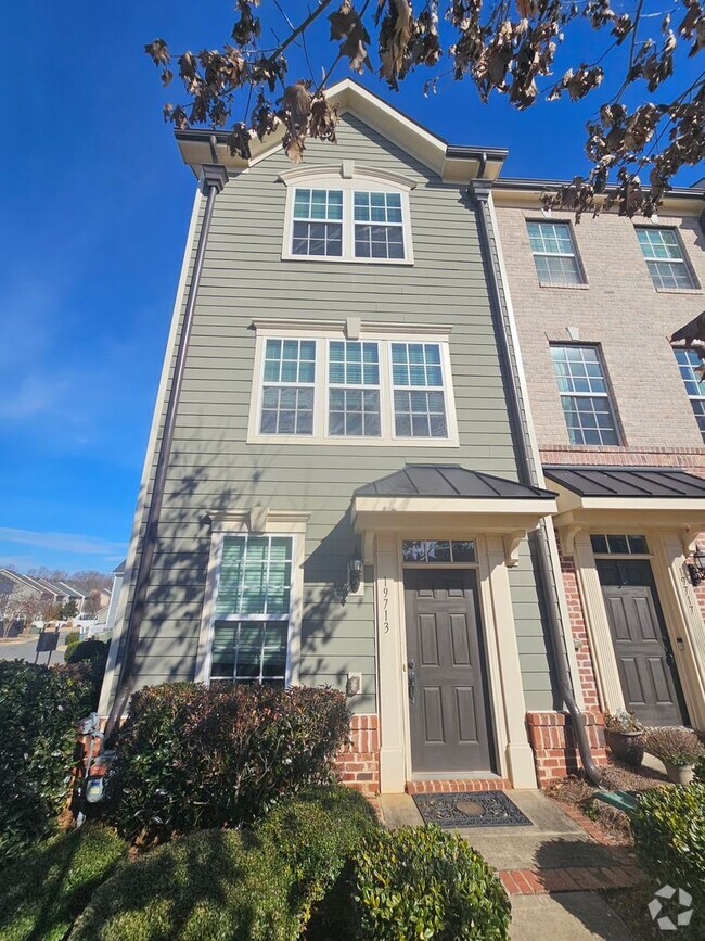 Building Photo - Cornelius Townhome