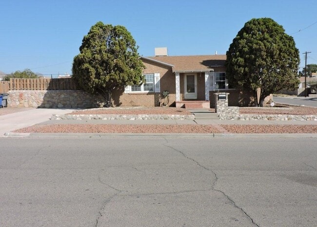 Building Photo - Spacious 3bed 2bath with Large Backyard!