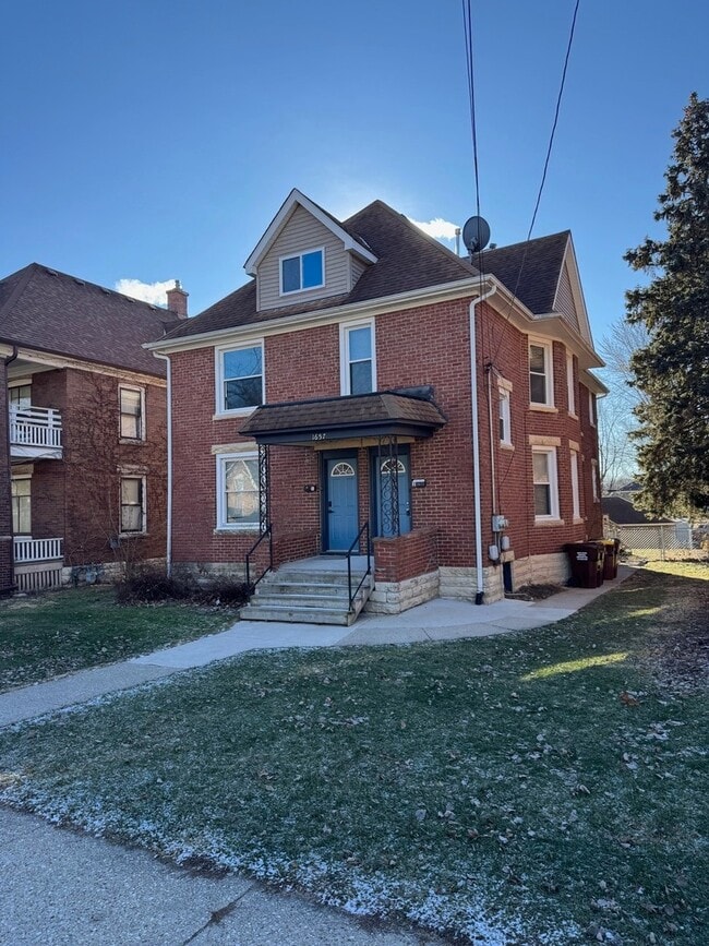 Building Photo - 1657 5th Ave