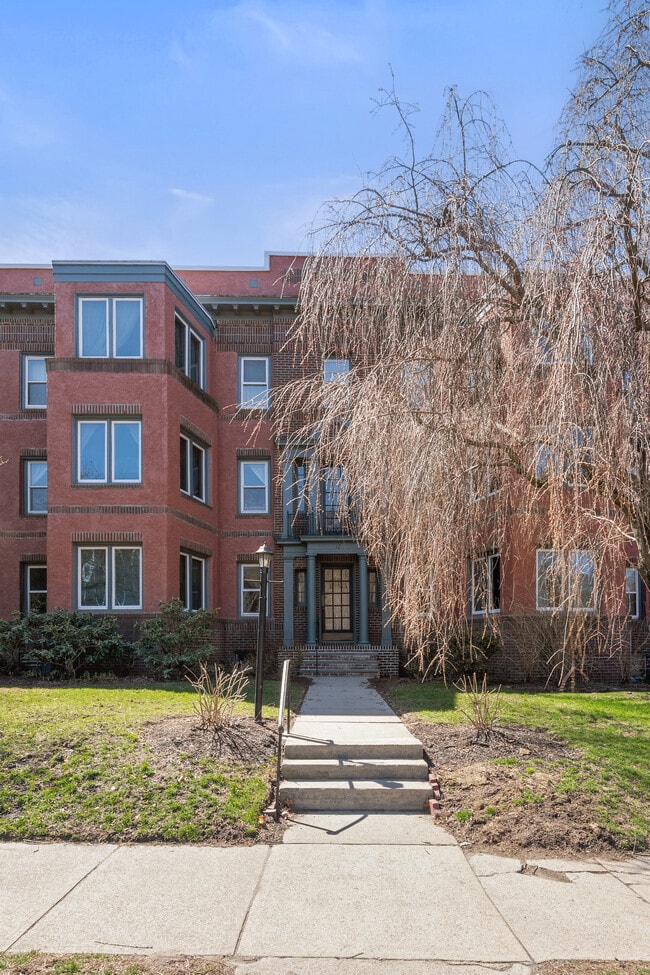 Building Photo - 8 Blackstone Blvd Unit Sunny & Spacious