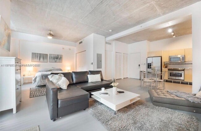 Photo - 234 NE 3rd St Unidad 608