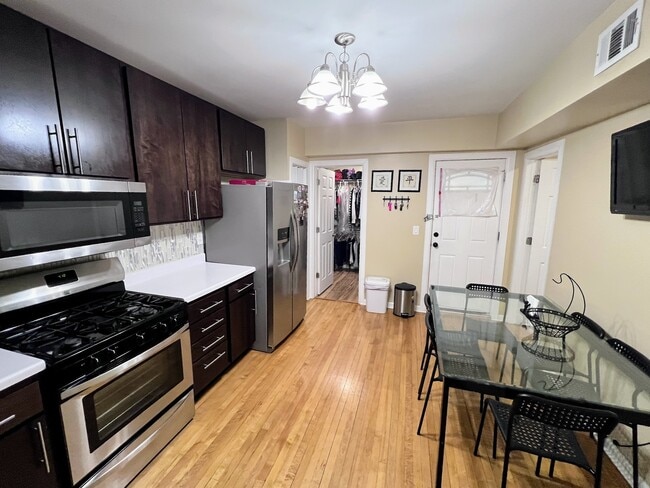 Photo - 2330 N Lockwood Ave Unidad 1