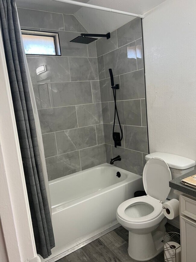 Photo - 725 E Ridgecrest Blvd Unidad C