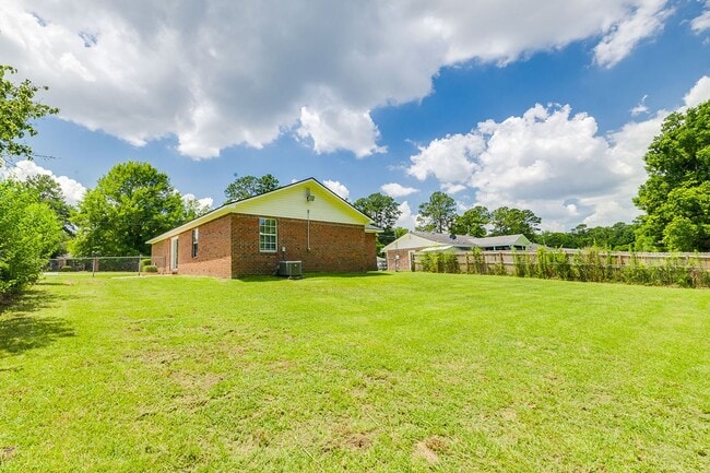 Photo - Spacious 3 Bedroom Home with Garage & Large Fenced Yard in Rincon