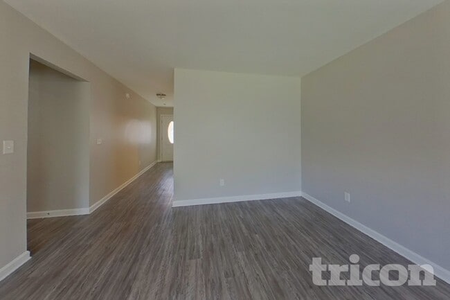 Photo - 304 Longfellows Ln