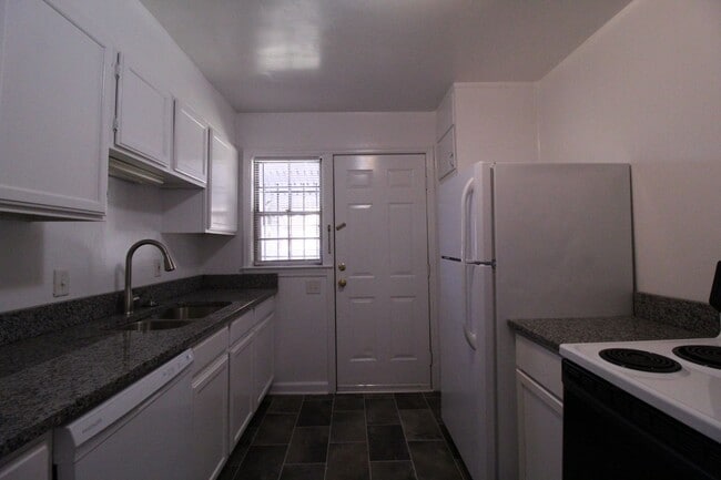Photo - October FREE On This 2 Bedroom 1 Bath Dupl...