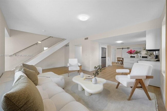 Photo - 7994 Crespi Blvd