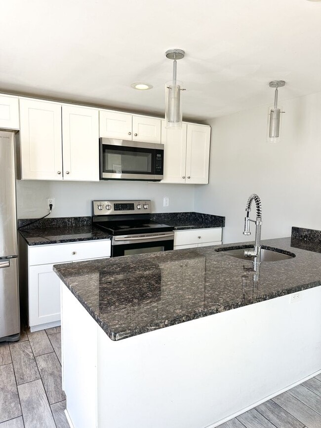 Building Photo - 1559 Smith St Unit #2