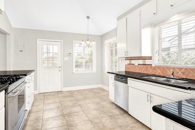 Photo - 2327 Dorrington St