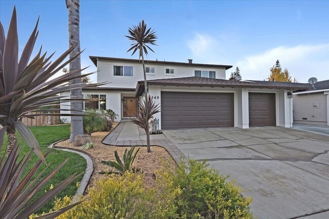 Building Photo - Exceptional Home with Pool and Raquet Club...