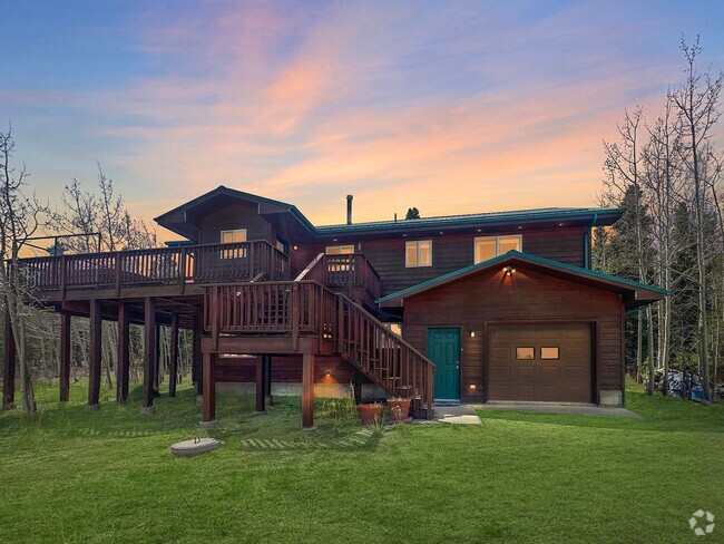 Building Photo - 2.5 Acres! 3 car garage! Two living spaces! Rental
