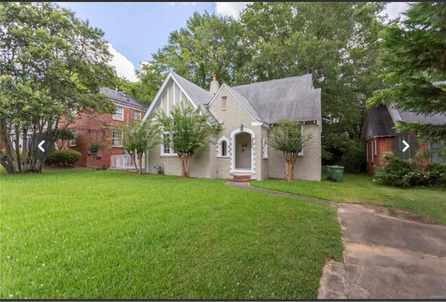 Photo - 2405 College St