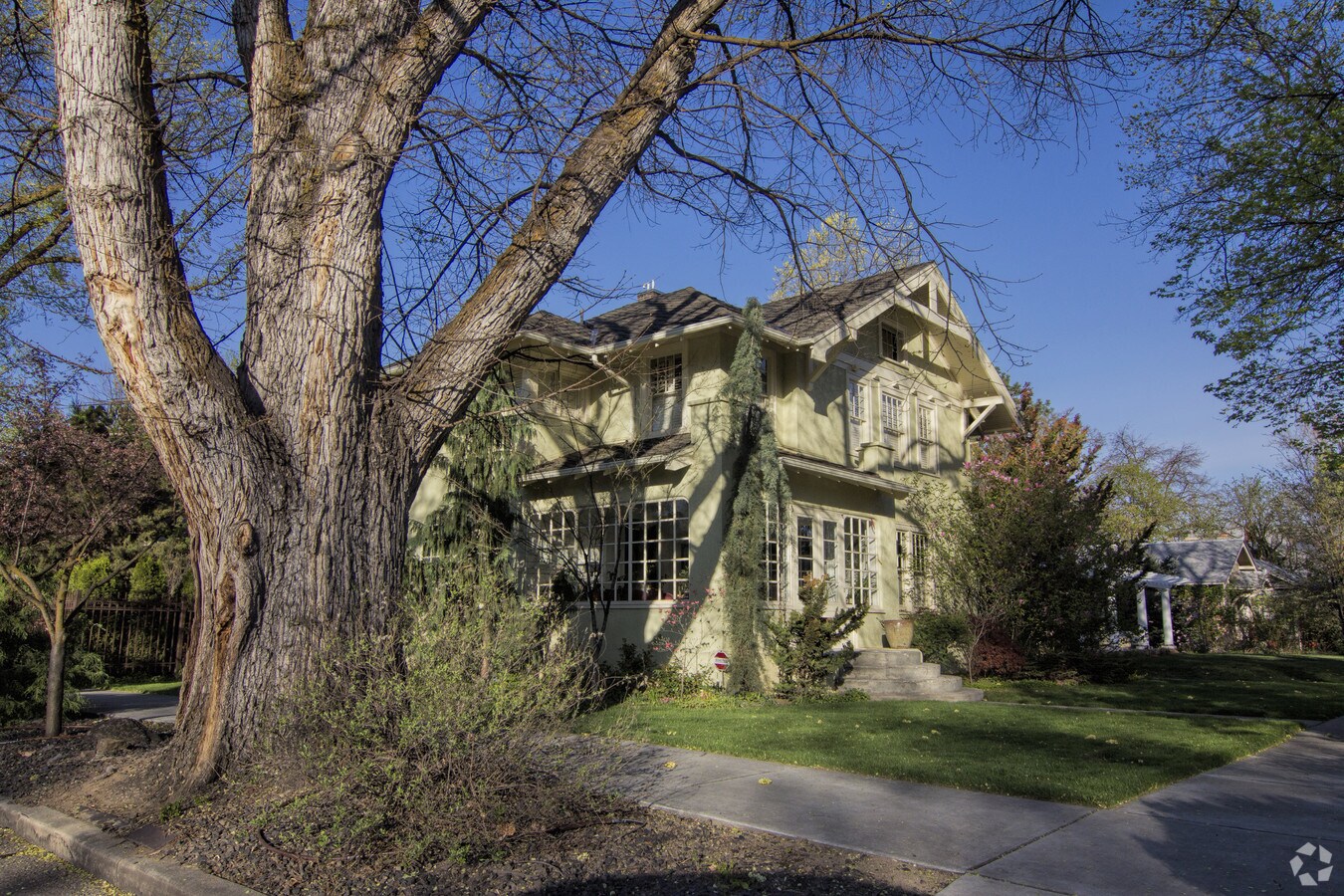 Welch House Apartments - Welch House Apartments