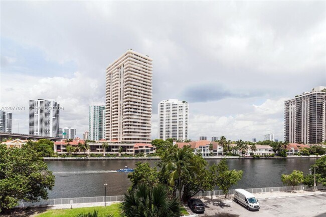 19390 Collins Ave Unidad 419