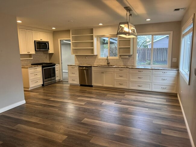 Kitchen - 430 Douglas St SE