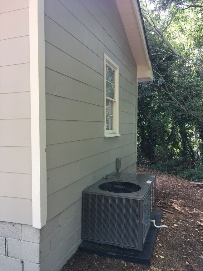 Photo - Large 2/1 Home, includes bonus room- Sherwood Forest- $995