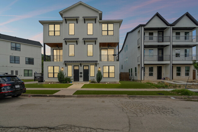 Building Photo - 2305 Benbrook Blvd Rental
