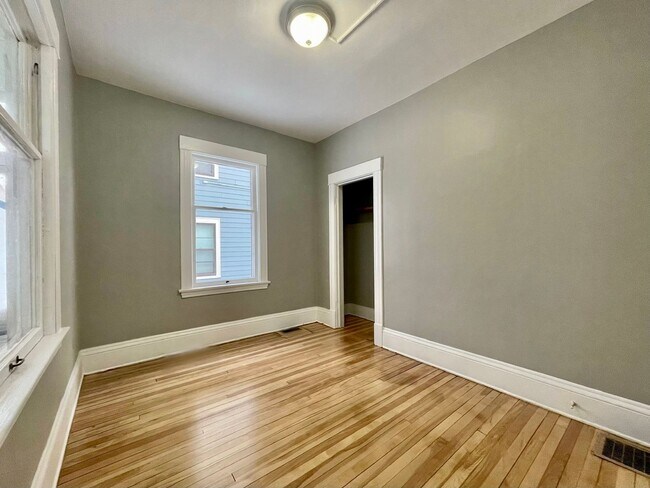 Photo - Charming 4 bedroom 1.5 Bathroom Home in South Minneapolis!