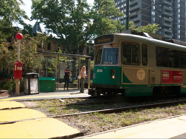 A una corta distancia a pie de la parada de metro T