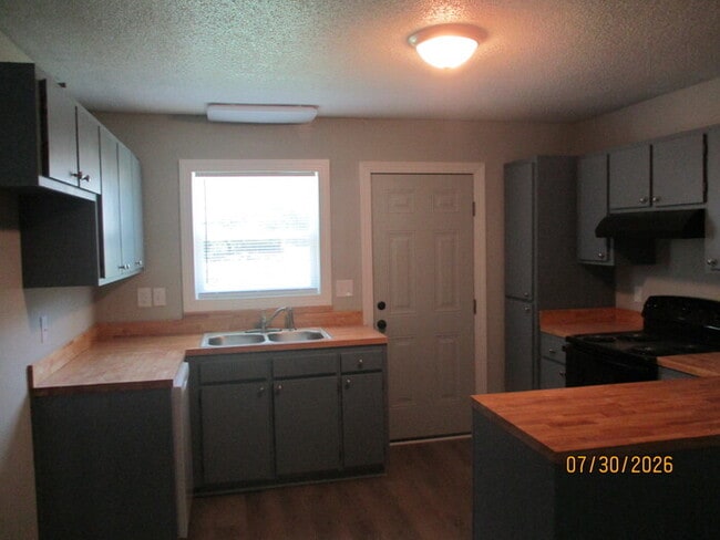Photo - 323 Oak St