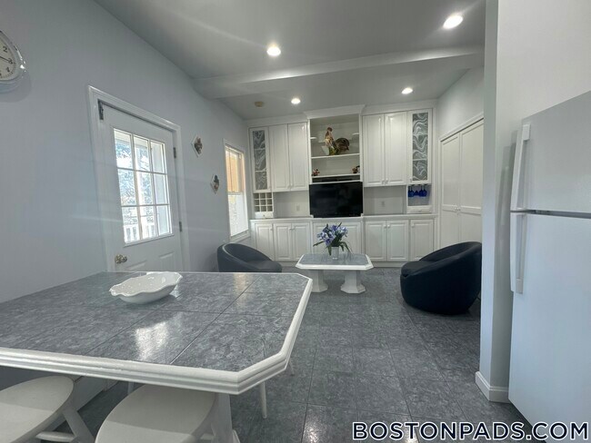 Building Photo - 60 London St Rental