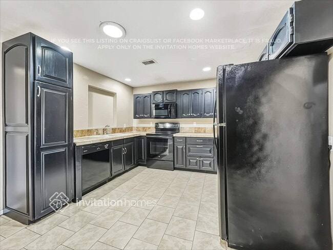 Photo - 525 W 6th Dr