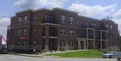 Uptown Commons - Uptown Commons Apartments