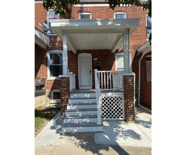Building Photo - 627 Denison St Unit 3 Available Priv. Bath $750