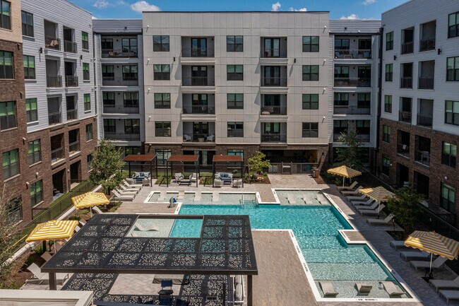 piscina de servicios northpark_3 - AMLI North Park