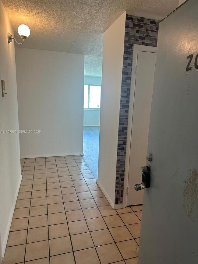 Building Photo - 14820 Naranja Lakes Blvd Unit D2C