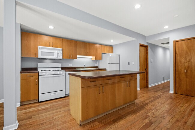 Photo - 2118 N Hoyne Ave