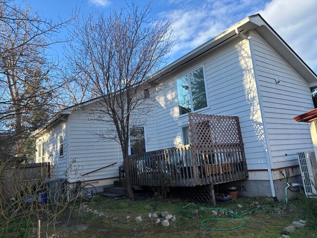 back deck, vaulted kitchen/dining room - 1041 E Main St