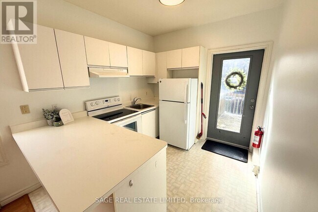 Photo - 296 Runnymede Rd Unité 2