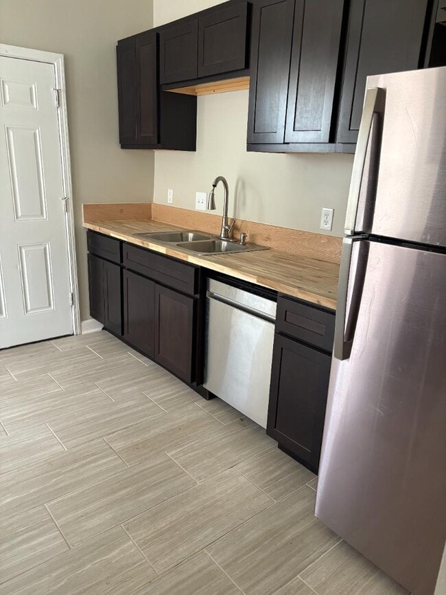 Building Photo - 5615 Lansdowne Ave