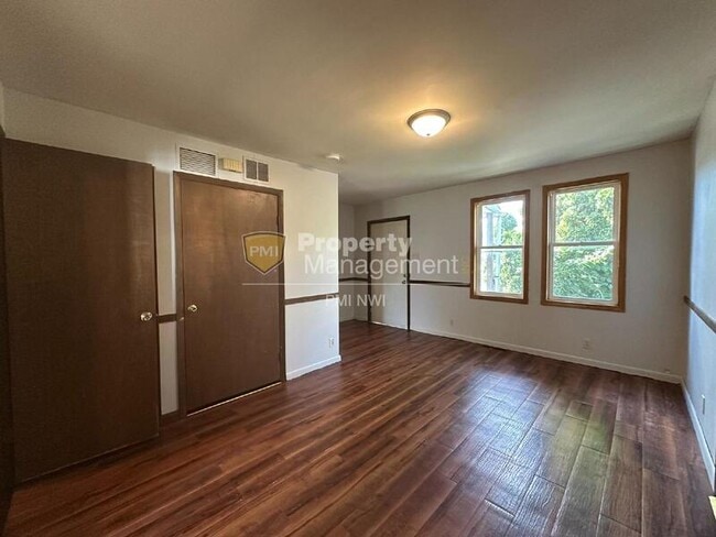 Photo - 225 Maple St