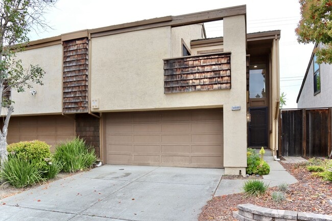 Building Photo - Spacious and bright 3-bedroom townhome-Nor...