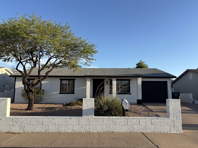 Building Photo - 3441 E Claire Dr