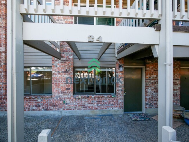 2 Bed 1Bath Waterfront View Condo Available for Rent!