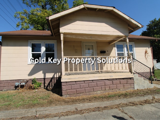 Building Photo - Spacious 2 BR 1 BA House with Nice Covered...