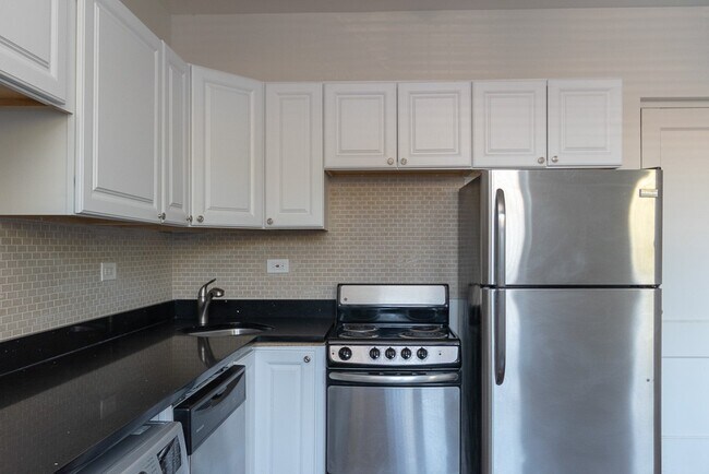 Photo - 3345 N Marshfield Unidad 301