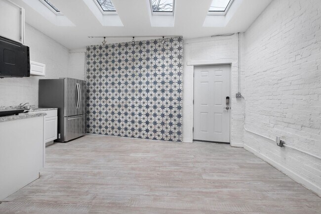 Photo - Lovely Studio Apartment in Truxton Circle ... Unidad ( C)