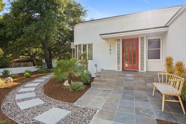 Building Photo - Upscale Downtown Living Rental